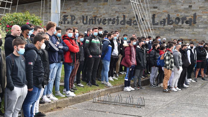 Concentración en la Universidad Laboral en apoyo a los familiares del buque &#039;Villa de Pitanxo&#039;