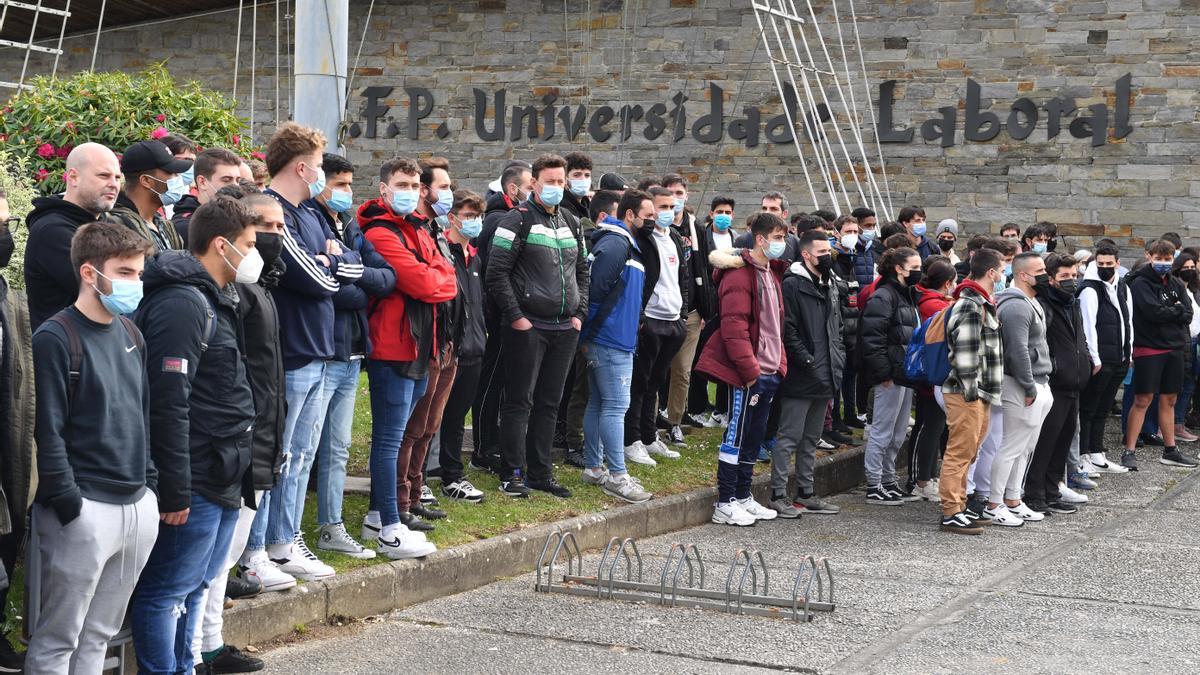 Concentración en la Universidade Laboral en apoyo a los familiares del buque 'Villa de Pitanxo'