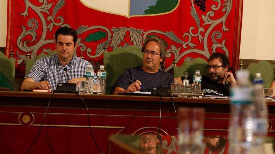 Antidio Fagúndez, Francisco Guarido y Miguel Ángel Viñas durante el Pleno de ayer.