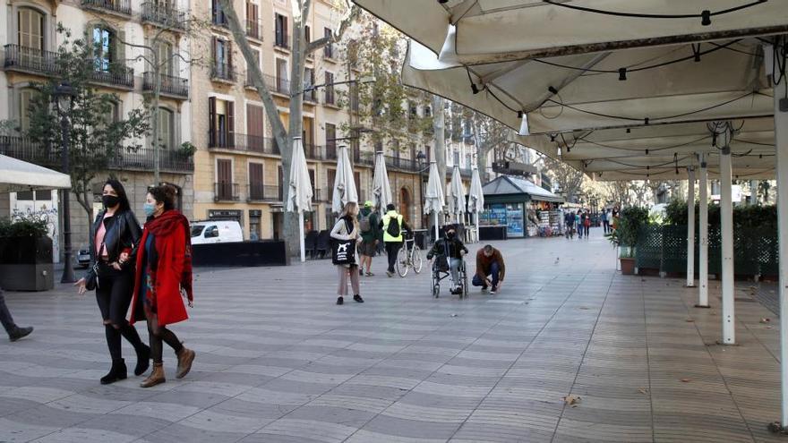 Terrazas vacías en Las Ramblas de Barcelona