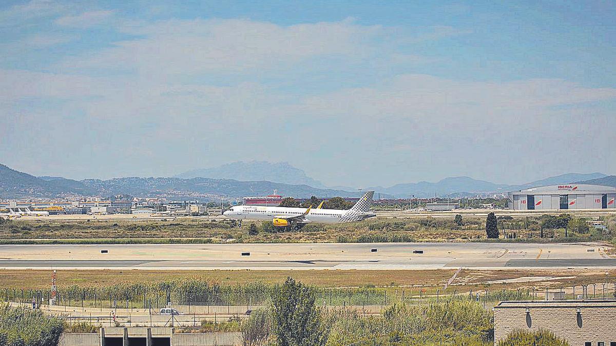 L’aeroport del Prat, a tocar de l’espai protegit de la Ricarda | ARXIU/EP