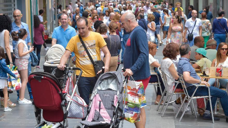 La coincidencia de las rebajas y la apertura dominical llena Triana