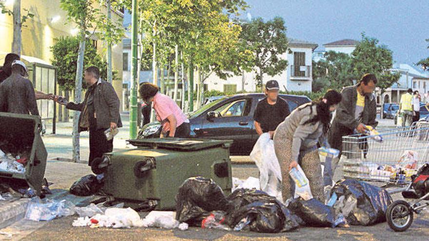 Los contenedores volcados facilitan el trabajo.