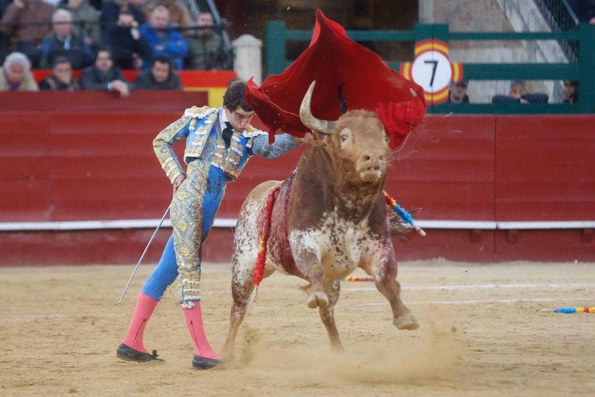 Tarde de toros de Santiago Domecq en la Feria de Fallas con Perera, Víctor Hernández y Marco Pérez