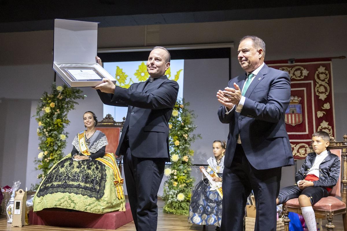 El mantenidor de l'acte, Antonio Sanfélix Forner (E) junt a l'alcalde de La Llosa, Joaquín José Llopis Casals (D).