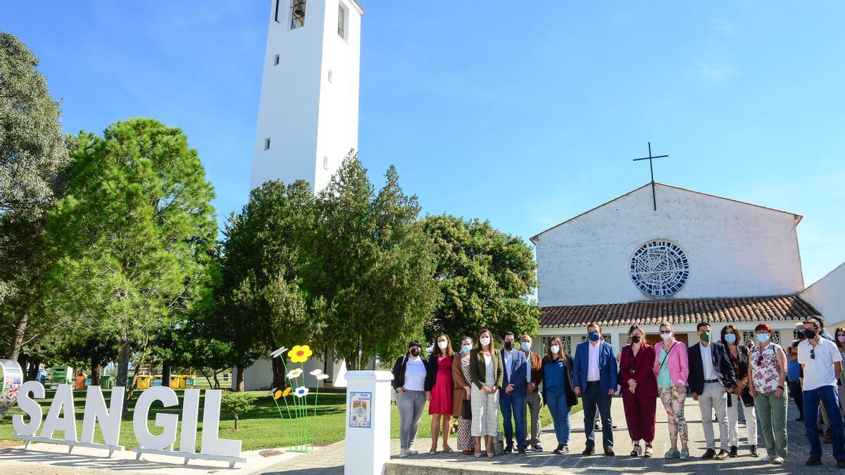 Vara, la alcaldesa de San Gil y algunos de los asistentes al acto, ante el nuevo mirador.