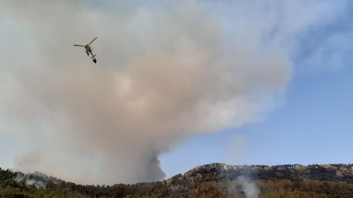 Un helicóptero de extinción, este viernes en el incendio de Monfragüe.