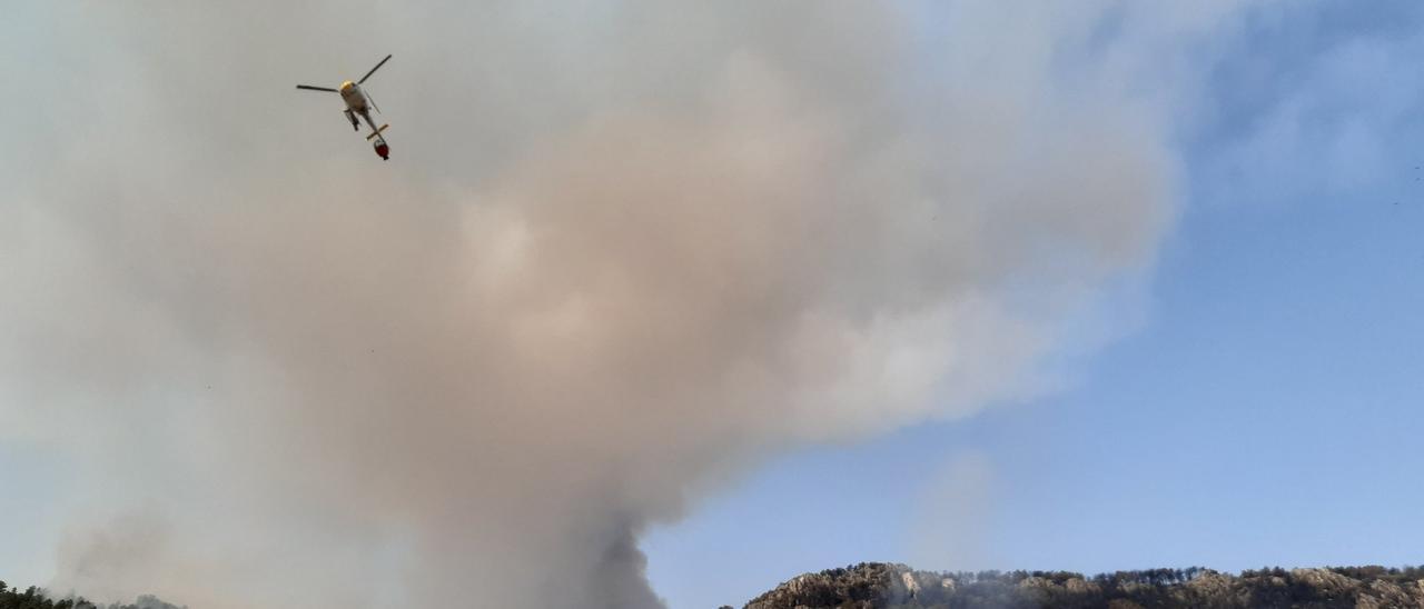 Un helicóptero de extinción, este viernes en el incendio de Monfragüe.