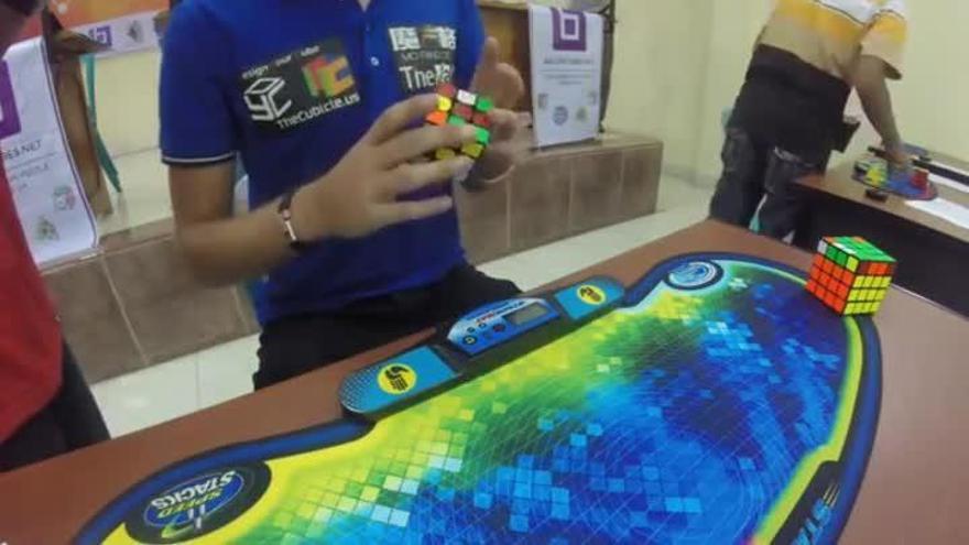 Un taller aborda las matemáticas a través del Cubo de Rubik