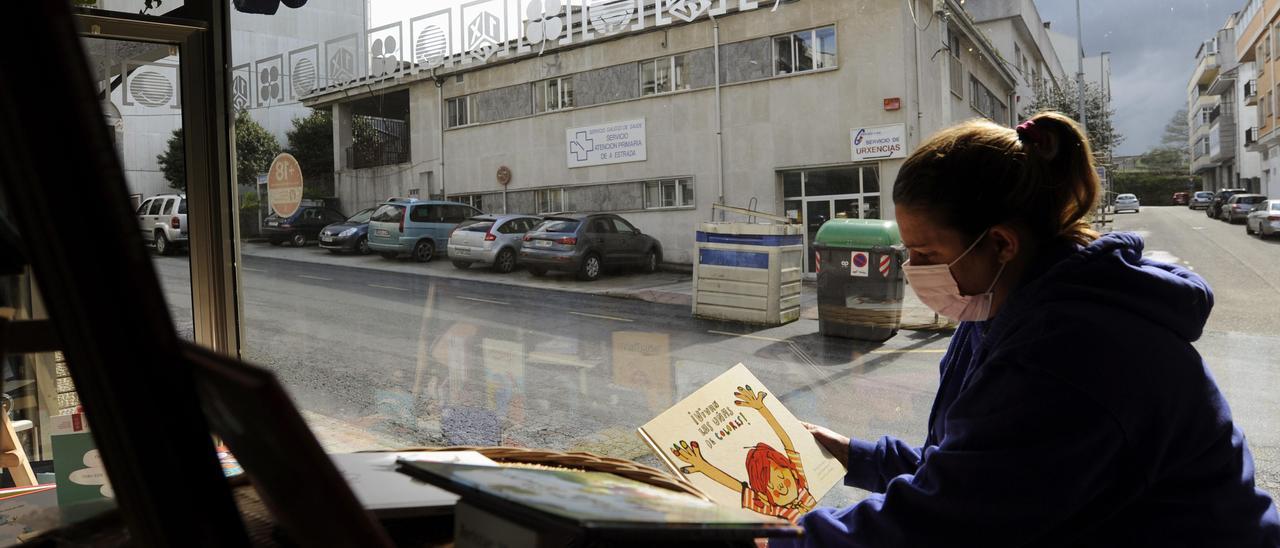 Una librería frente al antiguo centro de salud de A Estrada que aprecia la falta de movimiento que generó su traslado. /Bernabé/Javier Lalín