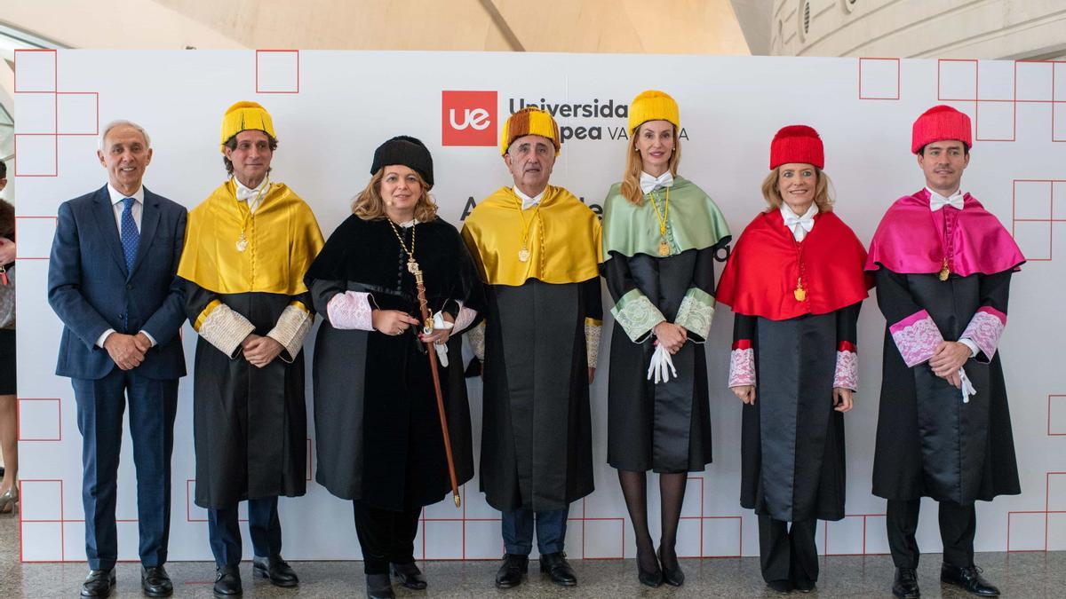 Miguel Carmelo, CEO y presidente de Europa Education Group; el profesor José Remohí; la Rectora de la Universidad Europea de Valencia, Rosa Sanchidrián; el profesor Antonio Pellicer; la catedrática de Epidemiología Patricia Guillem; la secretaria general de la Universidad Europea, Elena de la Fuente; y el director de la Facultad de Ciencias de la Salud, Santiago Arias.