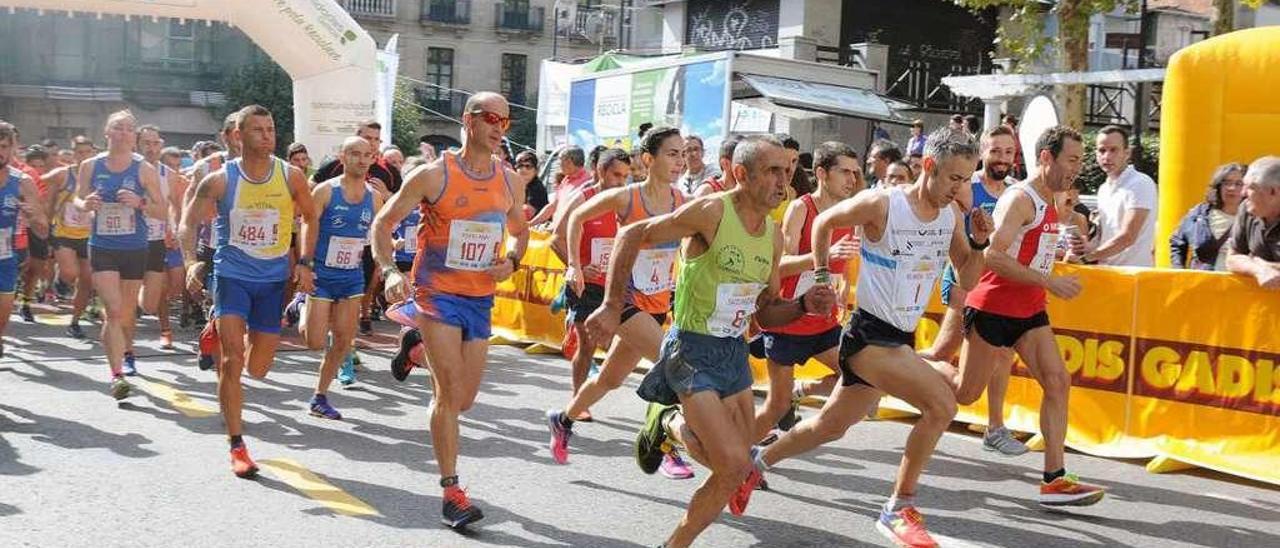 La salida de la prueba en el barrio de A Ponte, con Rubén Diz al frente. // Brais Lorenzo