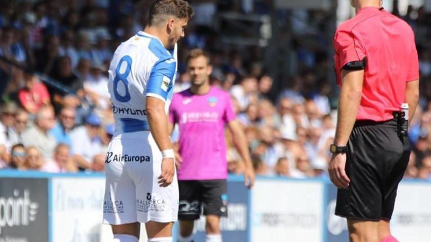 Kike López, en el partido ante el Lleida antes de ser sustituido por lesión.