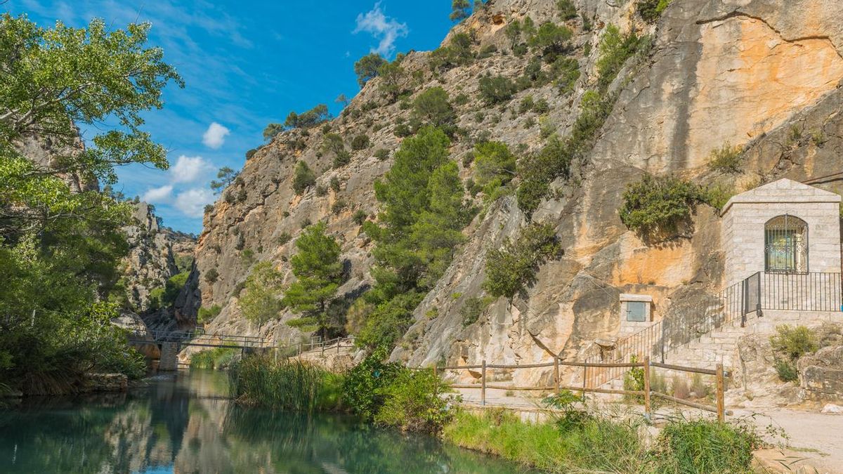 El balneario escondido entre paredes de rocas: dicen que es uno de los más bonitos de España y tiene agua a 28 grados