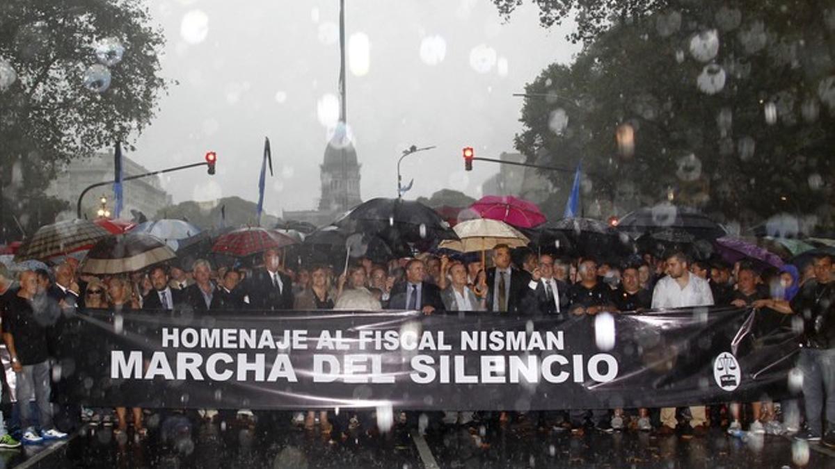 Cabecera de la marcha del silencio, bajo la lluvia, ayer en Buenos Aires.