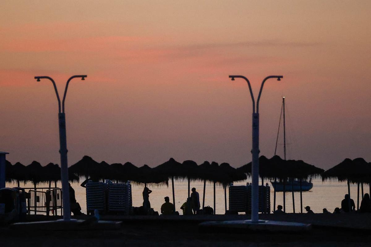 Dispositivo de limpieza en las playas valencianas tras la noche de San Juan Dispositivo de limpieza en las playas valencianas tras la noche de San Juan