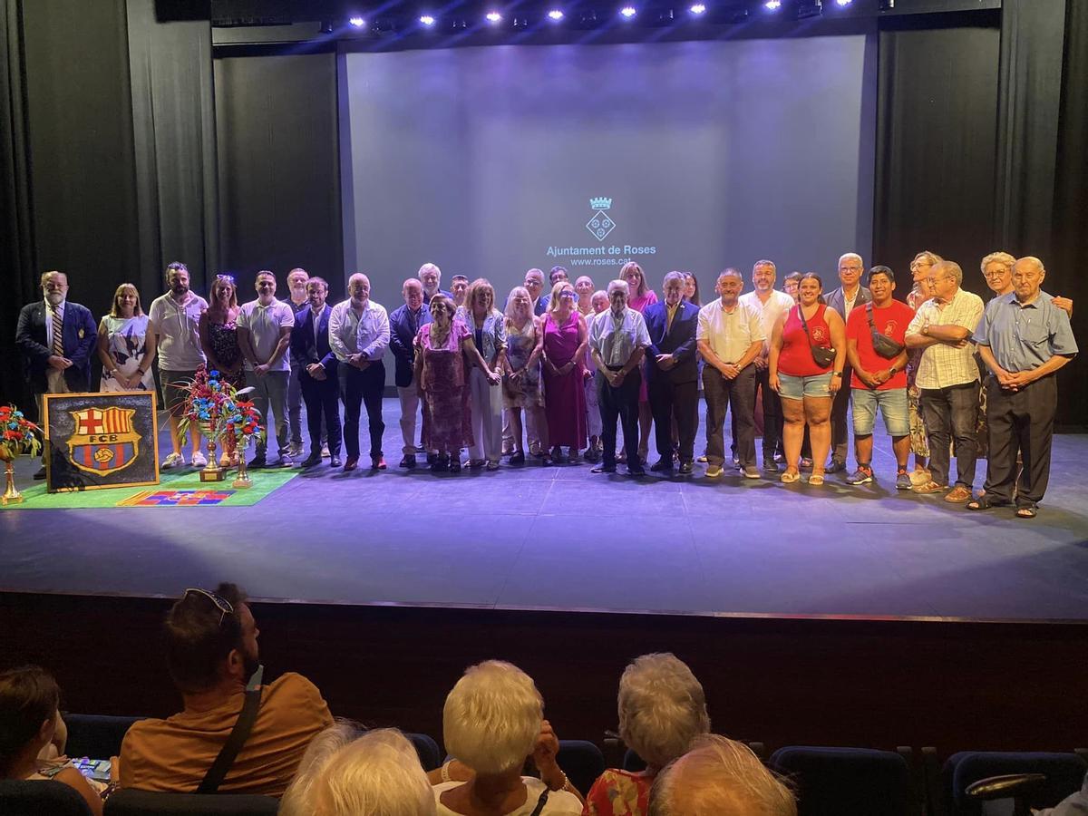 Un moment de l'acte d'entrega de la Dracma de Plata al Teatre Municipal de Roses.