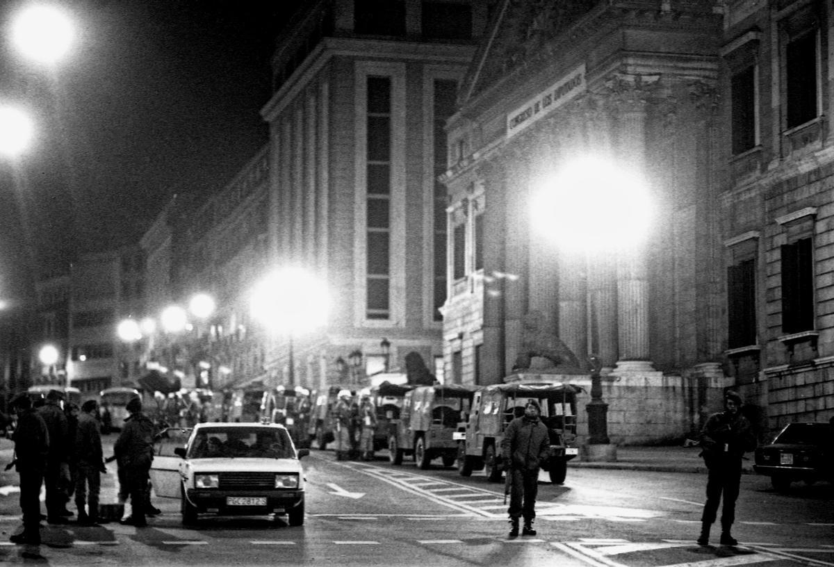 Vista de las inmediaciones del Congreso de los Diputados durante el fallido golpe de Estado del 23-F.