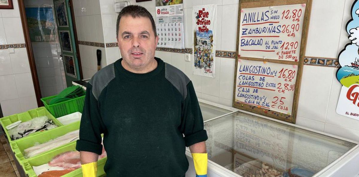 Joaquín López, en Pescados Nacho, en Gijón, junto al arcón congelador en el que pudo salvar el marisco y el pescado.