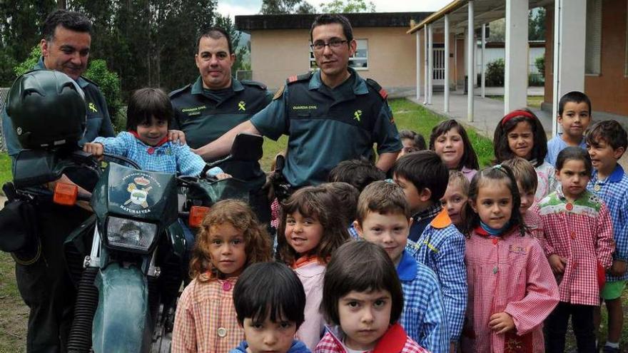 Los tres miembros del Seprona junto los pequeños en el CEIP Ramón Valenzuela // Bernabé/Javier Lalín