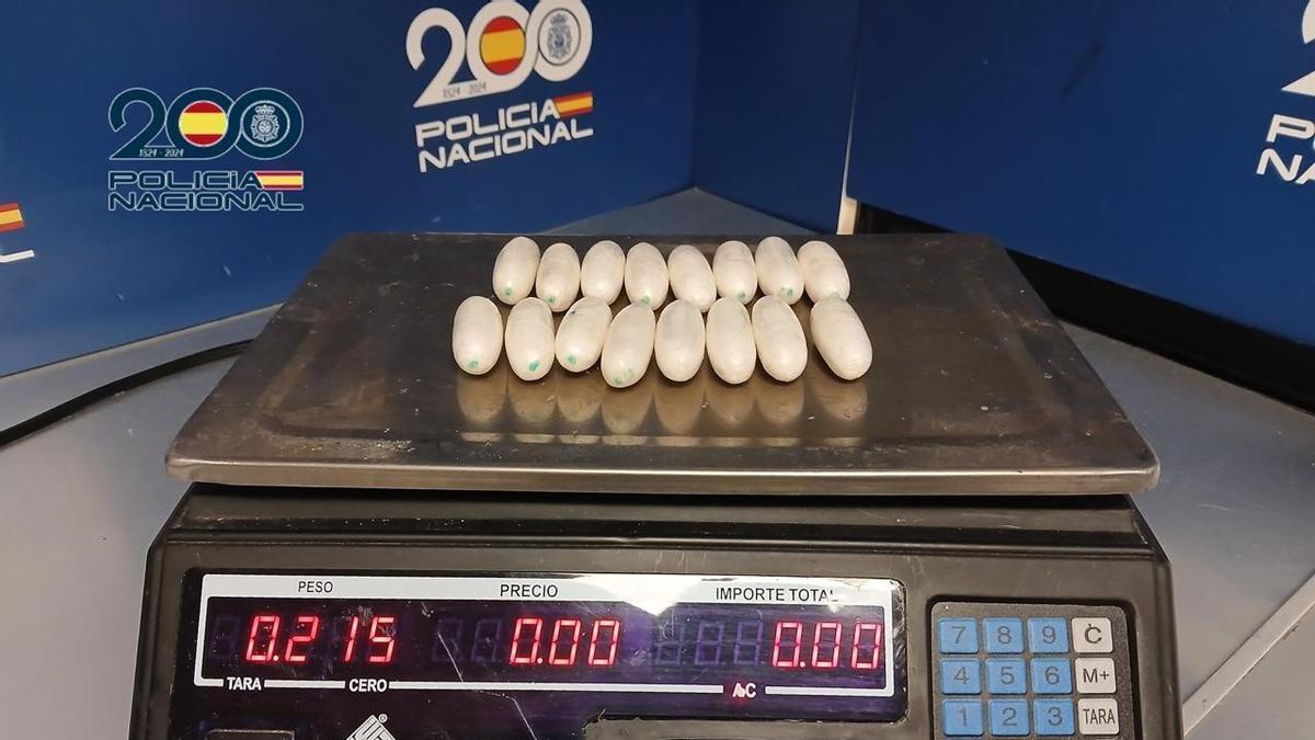 TRÁFICO DE DROGAS | Detenida una embarazada en Barajas con 69 bellotas de cocaína ocultas en el interior de su cuerpo