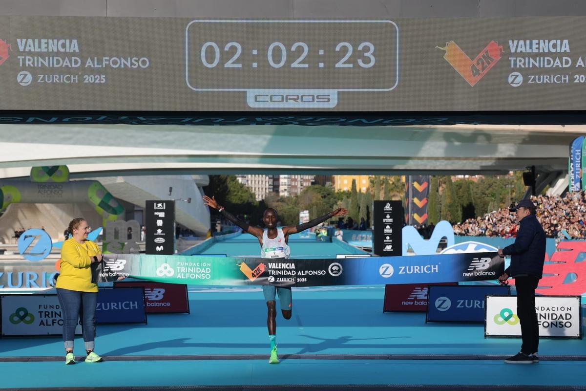 John Korir al cruzar la línea de meta en el Maratón València.