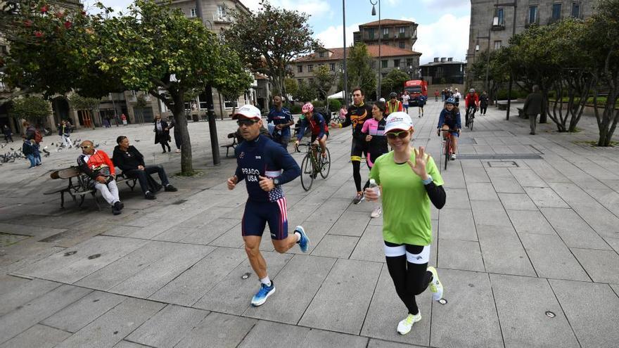 Turistas en Pontevedra con motivo del Mundial de Triatlón. // G. Santos