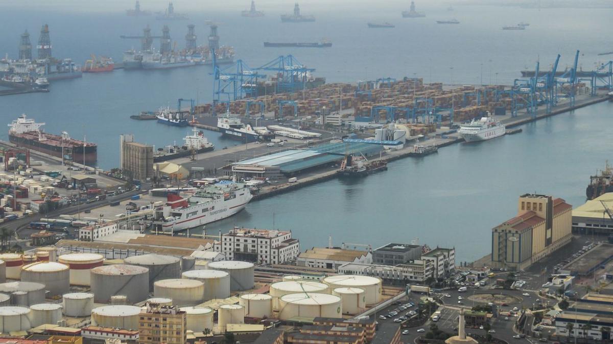 Imagen panorámica de parte de las instalaciones pertenecientes al Puerto de Las Palmas.