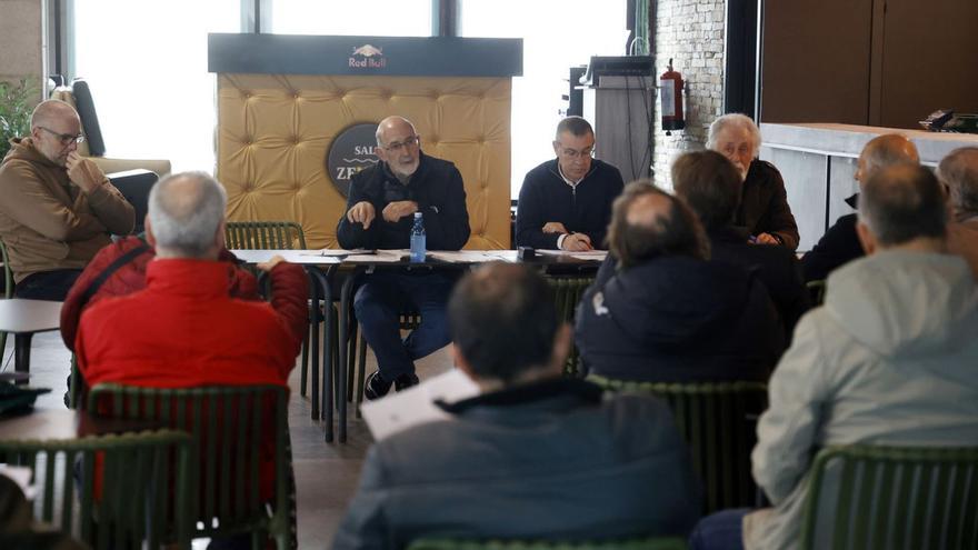 Asamblea general del Club Naval de Pontevedra ayer sábado, presidida por Carlos Paz.