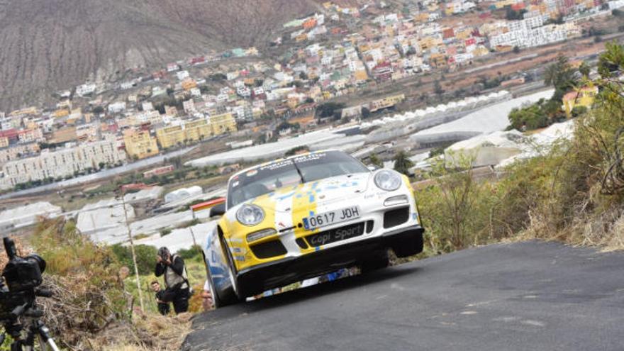 Espectacular imagen del Porsche de Enrique Cruz sobre el asfalto.