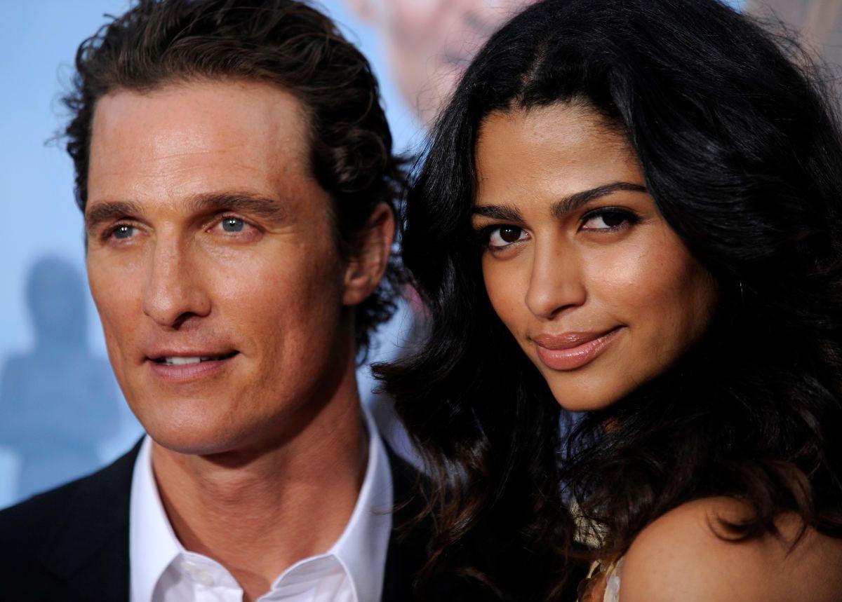 Plano corto de Matthew McConaughey y Camila Alves