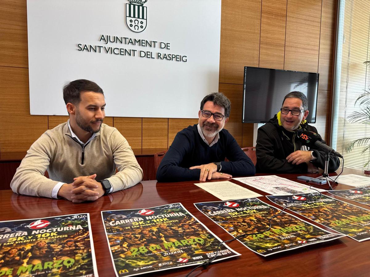 Pachi Pascual (centro) durante la presentación de la prueba.