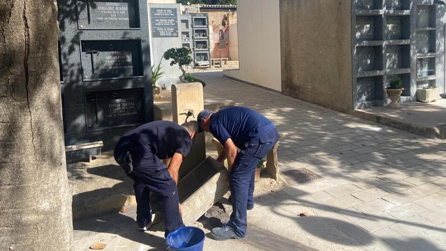 Trabajadores municipales, acondicionando el cementerio para el Día de Todos los Santos