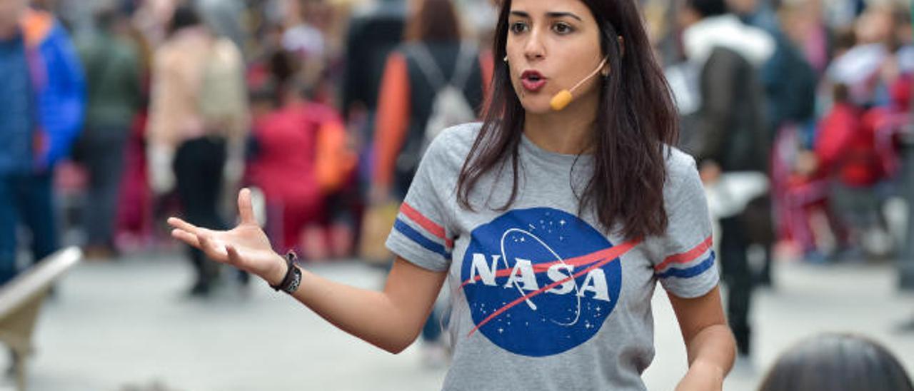 La &#039;youtuber&#039; Rocío Vidal, ayer en la calle Triana de Las Palmas de Gran Canaria explicando su canal a los jóvenes.