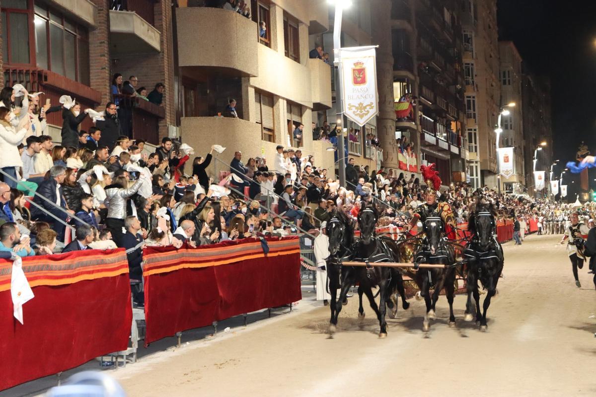 Carro del Paso Blanco tirado por cuatro caballos del emperador Constantino por la carrera principal de la Semana Santa.