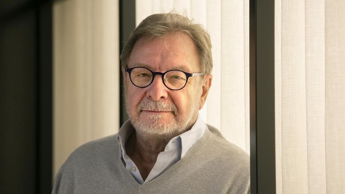 Juan Luis Cebrián, antes de una conferencia en Cornellà.