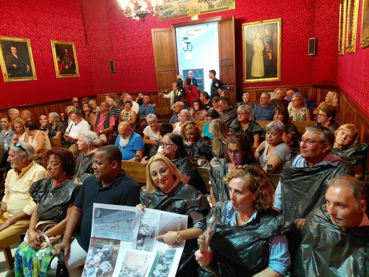BASURAS S'ARENAL | La protesta de los vecinos en el pleno, en imágenes