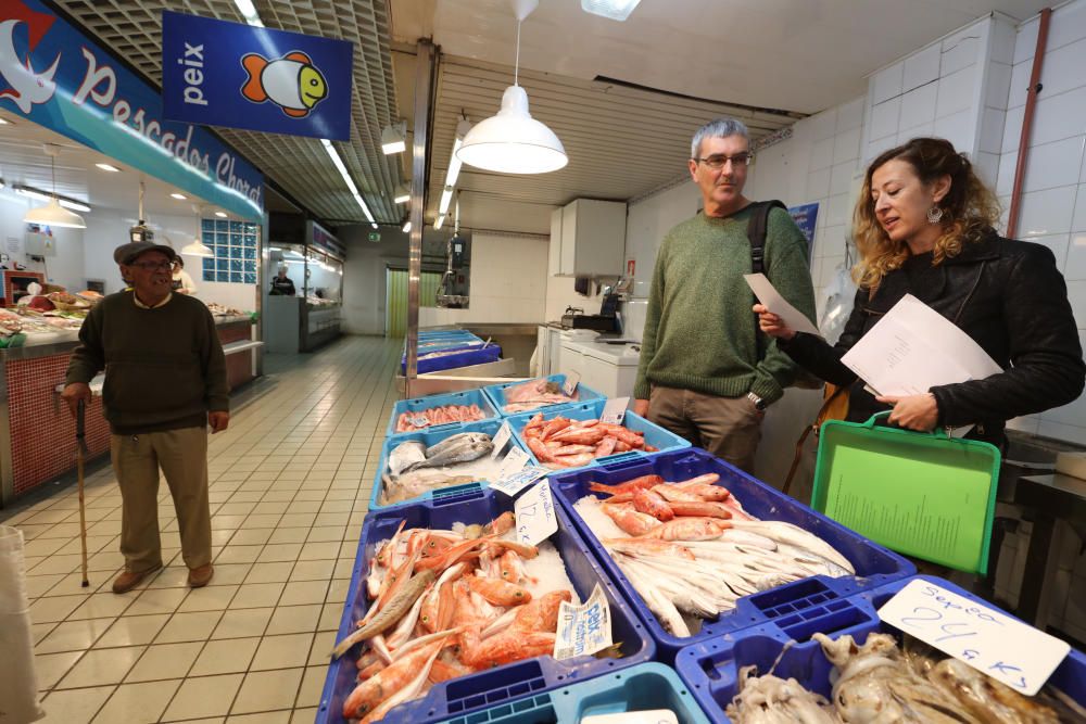 Los clientes del Mercat Nou se topan con poetas durante sus compras para celebrar el Día Internacional de la Poesía