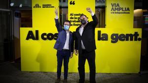 El ’president’ de la Generalitat, Pere Aragonès (i), y el líder de ERC, Oriol Junqueras, el pasado 14 de febrero de 2021, en la celebración de la victoria de su partido dentro del bloque independentista en las últimas elecciones autonómicas.