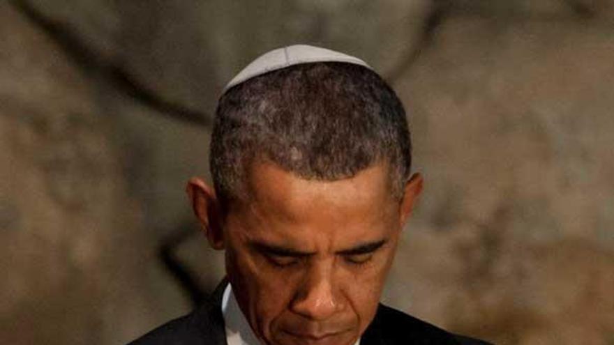 Obama, tocado con una kipá, rezando en el Museo del Holocausto.