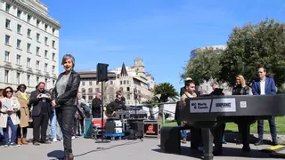 Barcelona instala un piano solar de forma permanente para ser tocado en la plaza Catalunya