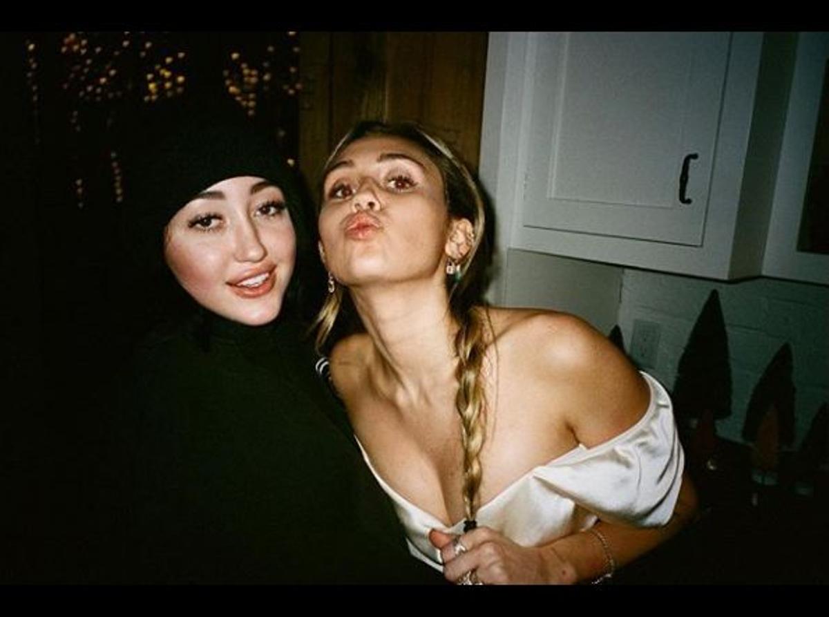 Con Noah Cyrus, la hermana de Miley.