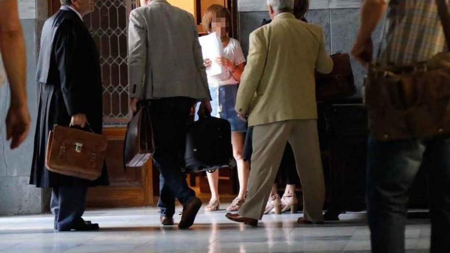 Los letrados, a punto de entrar a la sala de vistas de la Audiencia Provincial.