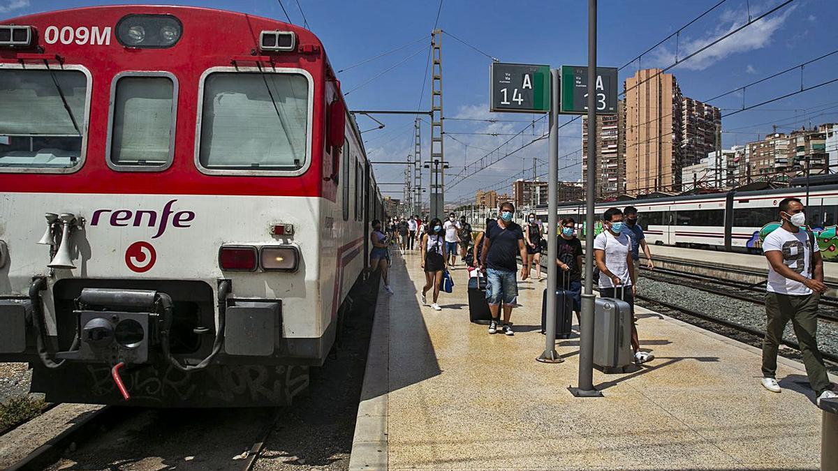 Varios pasajeros abandonan un tren de Cercanías. | R.A.