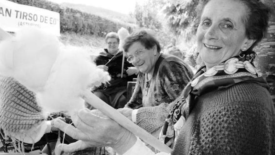 Un grupo de mujeres, ayer, hilando en el área recreativa santirseña.