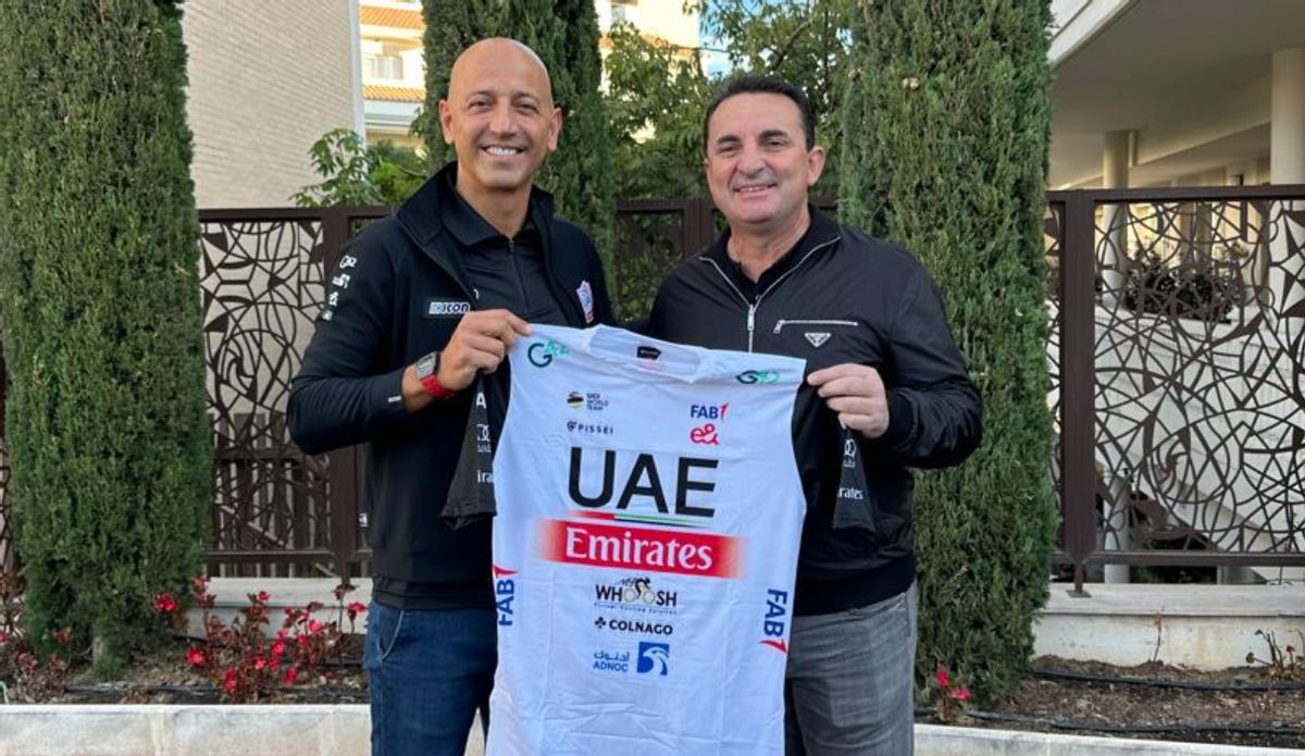 Joxean Fernández Matxin, Director UAE entregando mallot del equipo a Bernabé Cano, alcalde de La Nucía