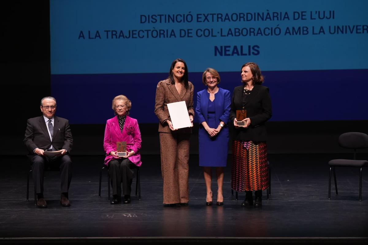 Entrega del premio al Grupo Nealis, a Myriam Gimeno y Elena Llopis,