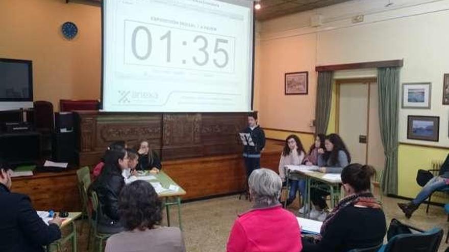 Liga de debate en el instituto tapiego