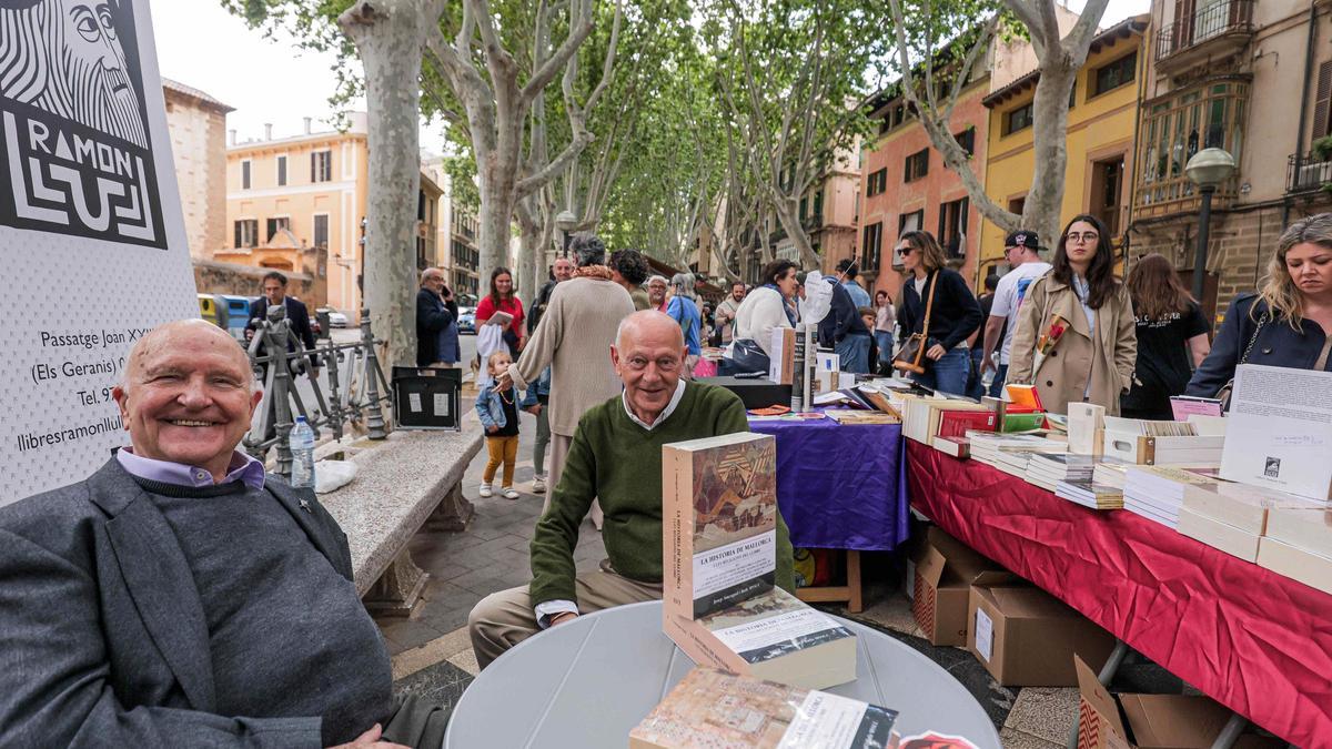 Autores locales firman libros en Sant Jordi 2025 en Palma