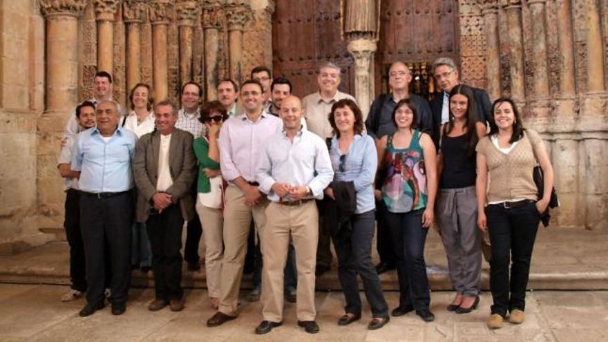 El grupo de psiquiatras frente al Pórtico de la Majestad de la Colegiata.